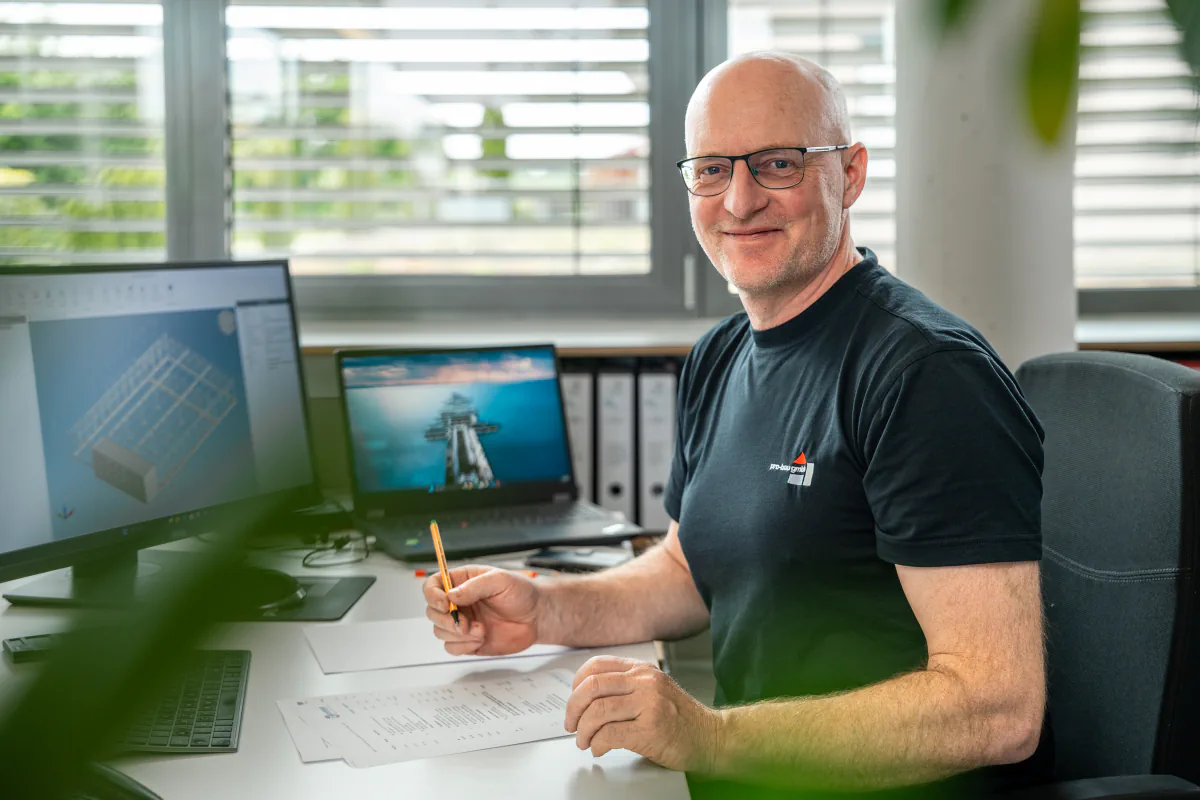 Mitarbeiter von pro-bau arbeitet im Büro an einer CAD-Planung