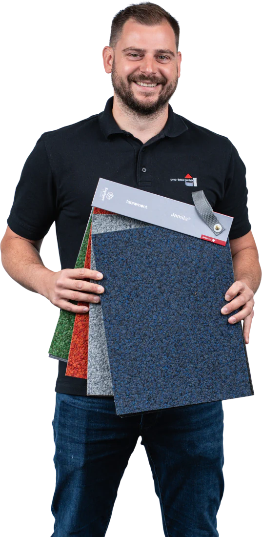 Mitarbeiter von pro-bau mit Materialmustern